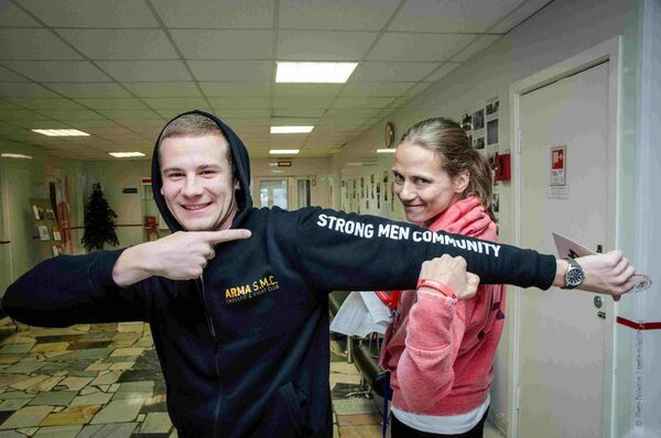 Спортивно массовые соревнования. Профессиональные пловцы. Соревнования мама папа я спортивная семья. Спортивно массовые мероприятия. Занятие спортом семьей.