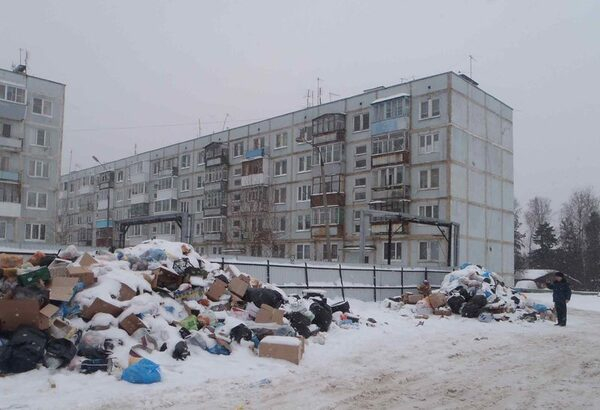 Горы мусора, которые невозможно скрыть снегом