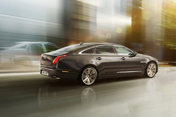 Лучшие условия уходящего года: Jaguar XJ в АРТЕКС