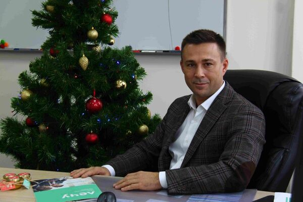 Сеть медицинских центров ЛЕЧУ поздравляет вас с наступающими праздниками - Новым Годом и Рождеством!