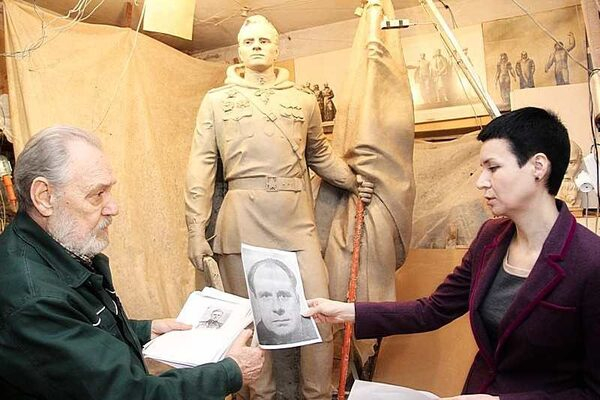 Начинается процесс формовки памятника Алексею Бересту в Ростове-на-Дону