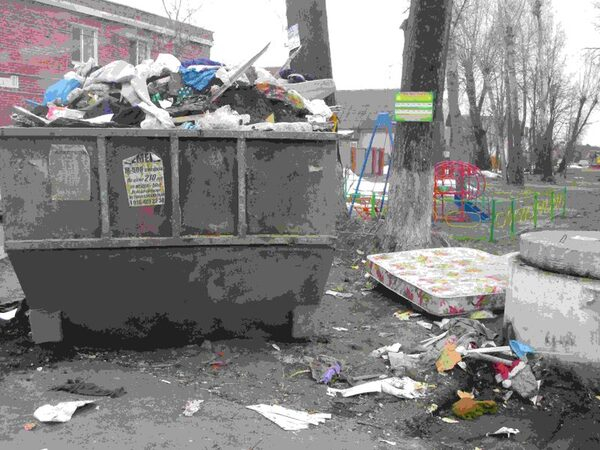 Бункеру для мусора не место у детской площадки