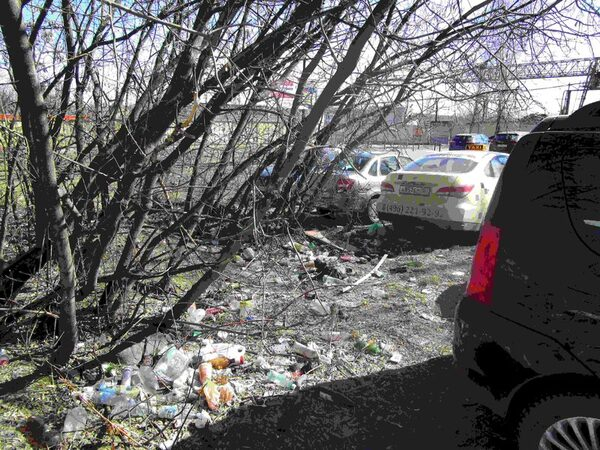 Рядом с судом убрали мусорный «подснежник»