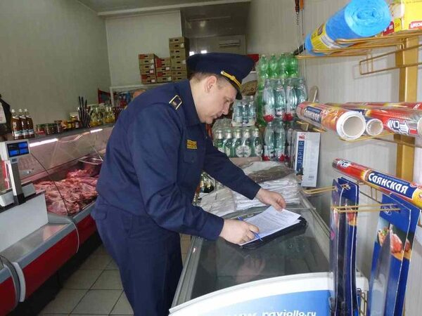 Инспекторы проверили состояние торговых объектов  и качество продуктов в Ленинском районе