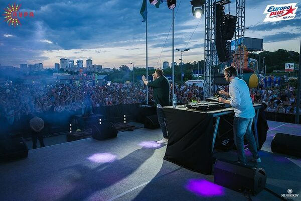         DJ  