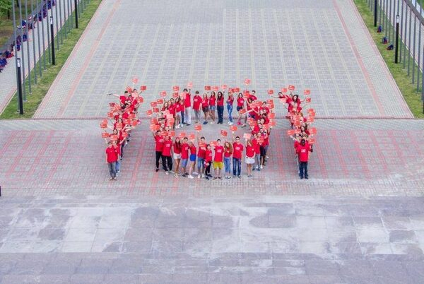 Волонтеры КФУ устроили флешмоб в преддверии IOI-2016