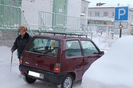 Активисты ОНФ помогли супругам из Салехарда добиться установки знака «Парковка для инвалидов» во дворе их дома