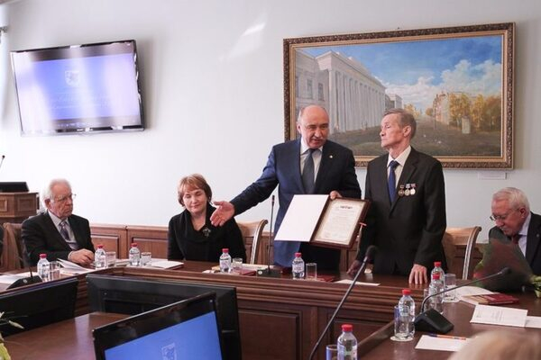 Ректор КФУ вручил Юрию Решетову знак Заслуженного профессора Казанского университета
