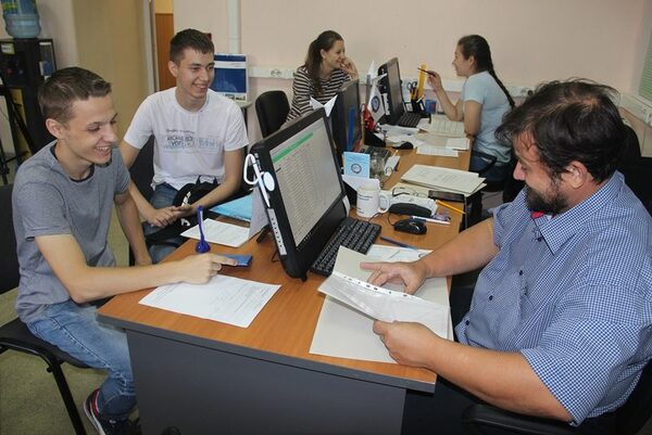 Двухтысячный абитуриент АлтГУ получил специальный подарок от физико-технического факультета