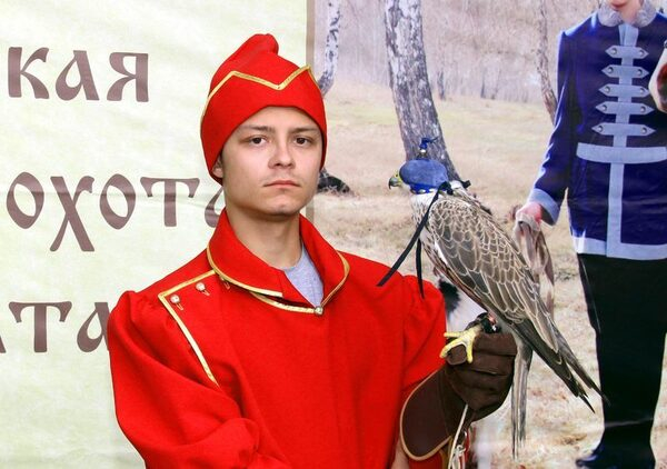 Специалисты лаборатории редких птиц АлтГУ со своим питомцем по кличке Махно продемонстрировали особенности соколиной охоты