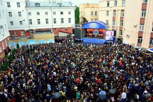 Более 4 тысяч первокурсников отметили День знаний в Университетском дворике АлтГУ