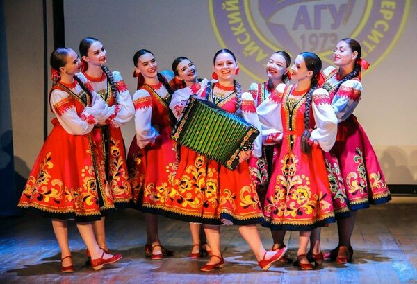 Творческие коллективы АлтГУ получили новые концертные костюмы