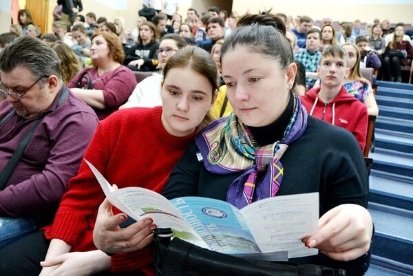 Более 600 школьников посетили общеуниверситетский День открытых дверей АлтГУ