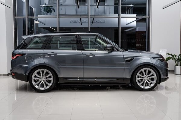 Range Rover Sport � ������������� �� 700 000 ������ � ������ͻ