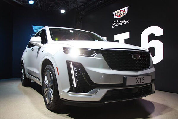 ������ � Cadillac Russia ������� ����������� ��������� ������ ���������� XT6 � ������������ XT5