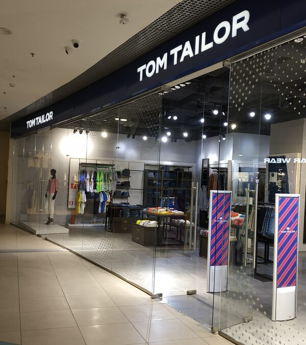 TOM TAILOR:     