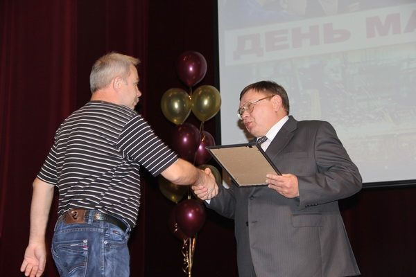 Ивановский губернатор наградил рабочих «Автокрана» Ивановский губернатор наградил рабочих «Автокрана»