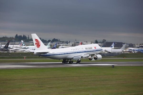 Air China получает первый в Китае лайнер нового поколения Boeing B7 47-8 Air China получает первый в Китае лайнер нового поколения Boeing B7 47-8