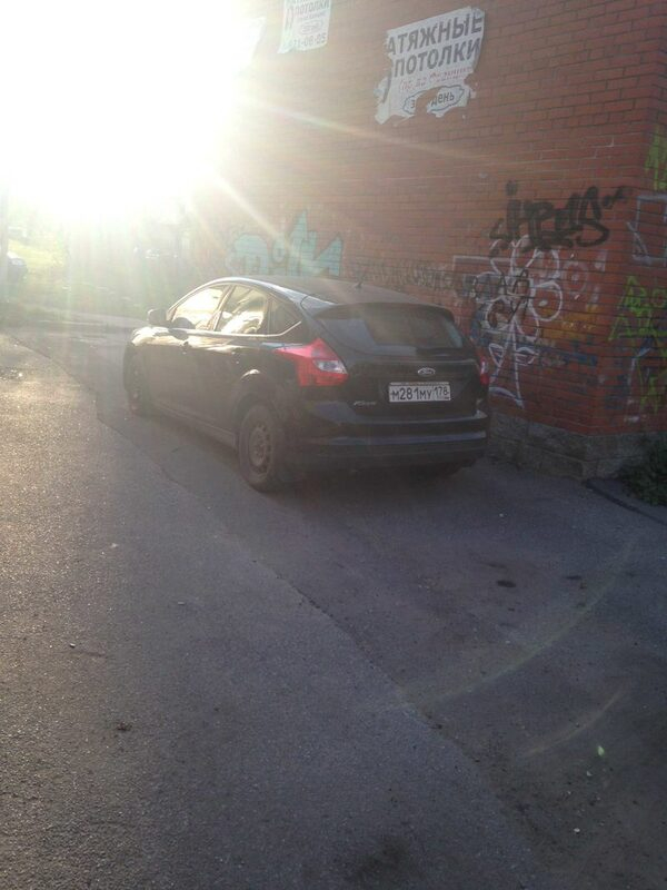 Угнанные автомобили в Петербурге хранили рядом со школой Угнанные автомобили в Петербурге хранили рядом со школой