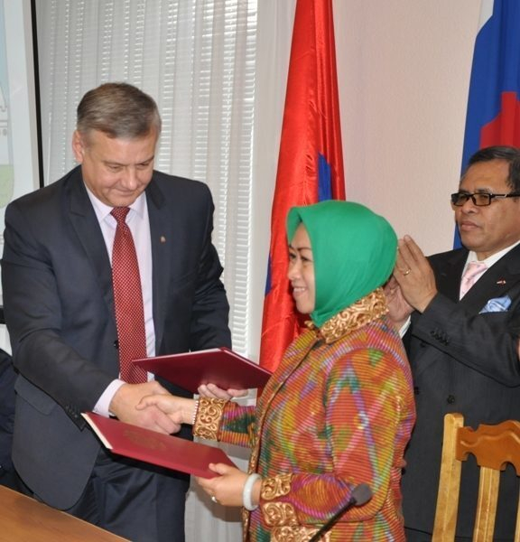 Орёл и Макассар подписали соглашение о сотрудничестве Орёл и Макассар подписали соглашение о сотрудничестве