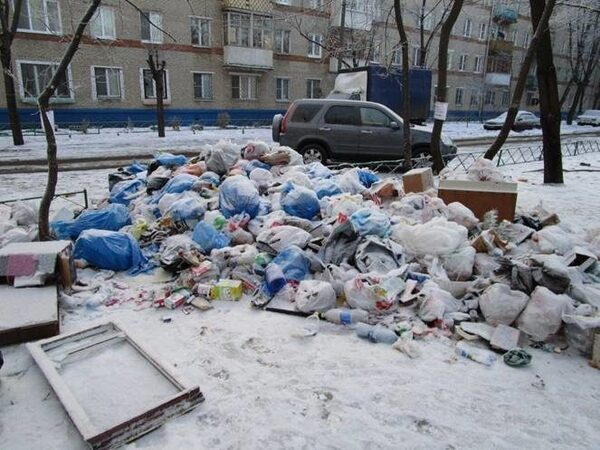 Свалка на детской площадке Свалка на детской площадке