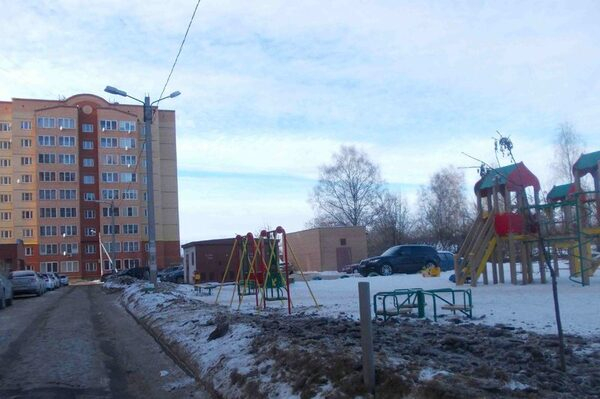 Места для машин оказались важнее детских площадок Места для машин оказались важнее детских площадок