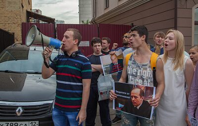 Участники флэшмоба #ГолодаювместеСАршанским вышли на улицы Москвы и обратились к Александру Бастрыкину Участники флэшмоба #ГолодаювместеСАршанским вышли на улицы Москвы и обратились к Александру Бастрыкину