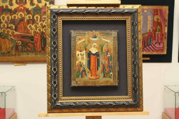 Возвращение на родину. Таможенники передали брянскому музею список иконы Богоматери «Всех скорбящих радости с грошиками» Возвращение на родину. Таможенники передали брянскому музею список иконы Богоматери «Всех скорбящих радости с грошиками»