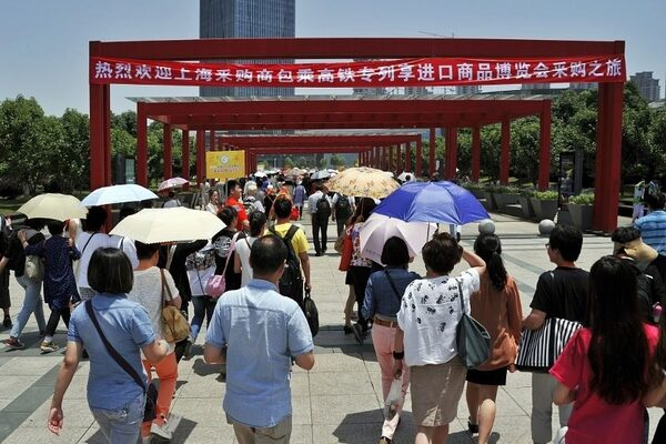 Выставка импортных товаров в Иу-2015 завершилась с большим успехом - в ходе четырехдневного мероприятия были заключены сделки на сумму 193 млн. долл. США Выставка импортных товаров в Иу-2015 завершилась с большим успехом - в ходе четырехдневного мероприятия были заключены сделки на сумму 193 млн. долл. США