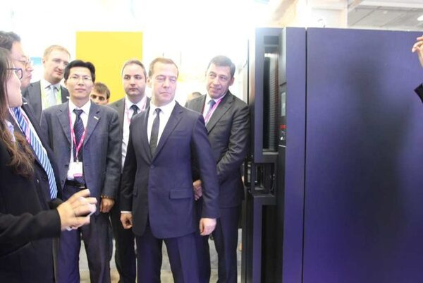 Премьер-министр РФ Дмитрий Медведев посетил площадку китайской компании INSPUR Премьер-министр РФ Дмитрий Медведев посетил площадку китайской компании INSPUR