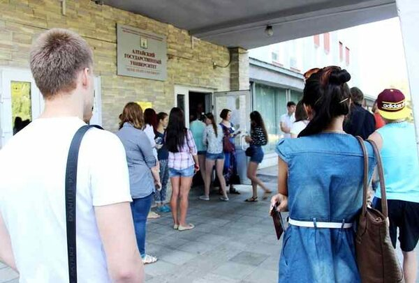 В АлтГУ начались вступительные экзамены для иностранцев и выпускников колледжей В АлтГУ начались вступительные экзамены для иностранцев и выпускников колледжей