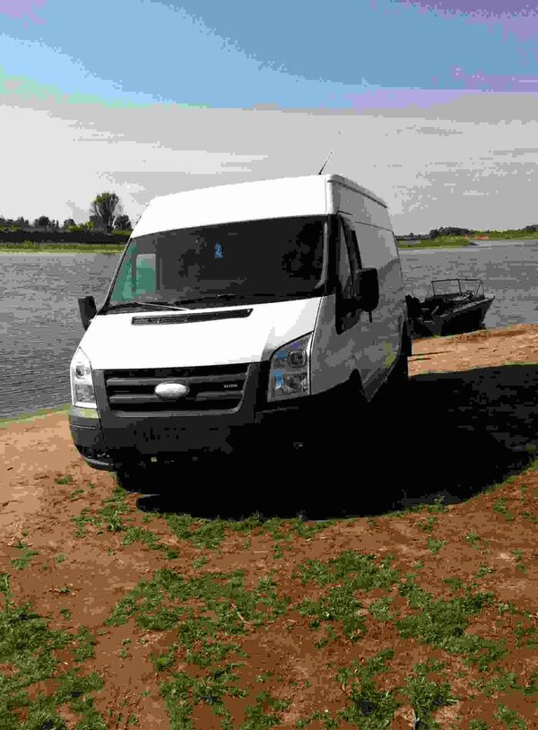 Брянские таможенники задержали лодочника с салом Брянские таможенники задержали лодочника с салом