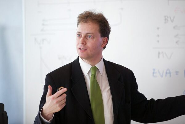 CFA или MBA: Какая квалификация лучше всего подходит для финансовой карьеры? CFA или MBA: Какая квалификация лучше всего подходит для финансовой карьеры?