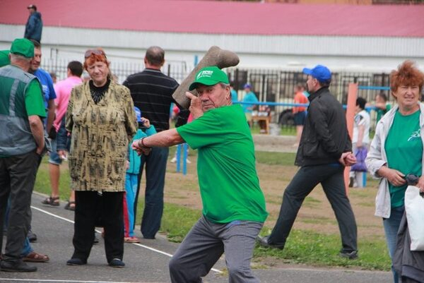 Работники «Южного Кузбасса» соревновались в метании валенка Работники «Южного Кузбасса» соревновались в метании валенка