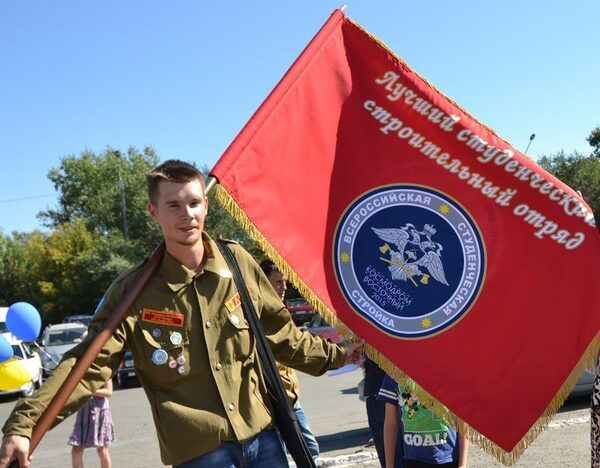 Стройотрядовцы АлтГУ привезли в Барнаул Знамя Всероссийской студенческой стройки Стройотрядовцы АлтГУ привезли в Барнаул Знамя Всероссийской студенческой стройки