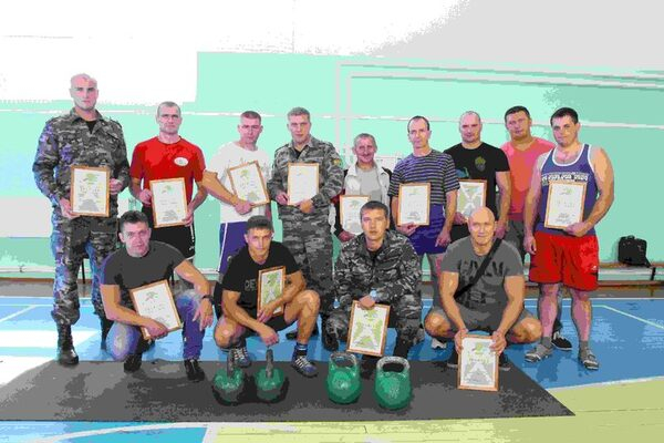 Брянские таможенники соревновались в поднятии гирь Брянские таможенники соревновались в поднятии гирь