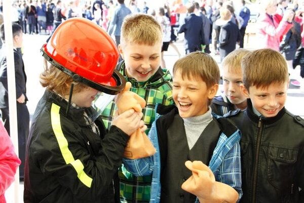Сотрудники «Ярэнерго» напомнили школьникам об электробезопасности Сотрудники «Ярэнерго» напомнили школьникам об электробезопасности