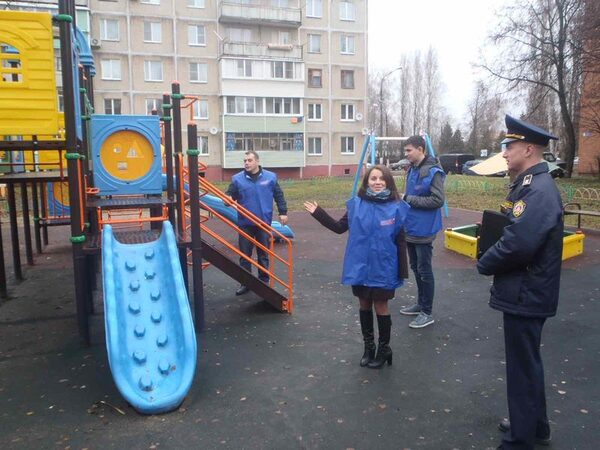 В Серебряных Прудах продолжается борьба за чистоту и безопасность на детских площадках В Серебряных Прудах продолжается борьба за чистоту и безопасность на детских площадках