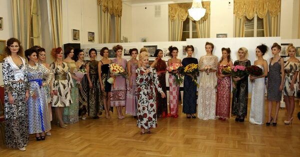 В октябре российский кутюрье Нелли Агафонова представила новую коллекцию вечерних платьев В октябре российский кутюрье Нелли Агафонова представила новую коллекцию вечерних платьев