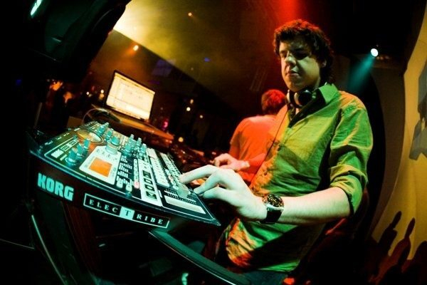 Лекция Академии re:Store. Дискотека в любом месте и в любое время - iPad для диск-жокея Лекция Академии re:Store. Дискотека в любом месте и в любое время - iPad для диск-жокея