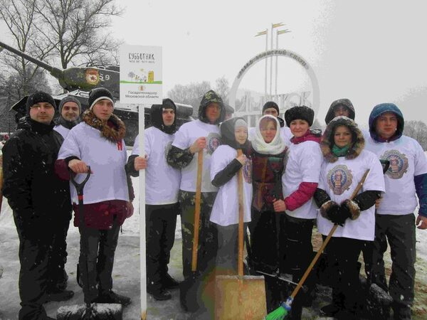 В Дмитрове подготовили памятник к празднику В Дмитрове подготовили памятник к празднику