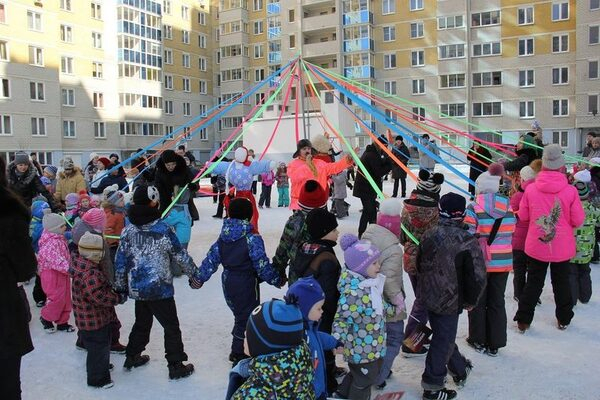 Жители микрорайона «Университетский» проводили зиму масштабными гуляниями Жители микрорайона «Университетский» проводили зиму масштабными гуляниями