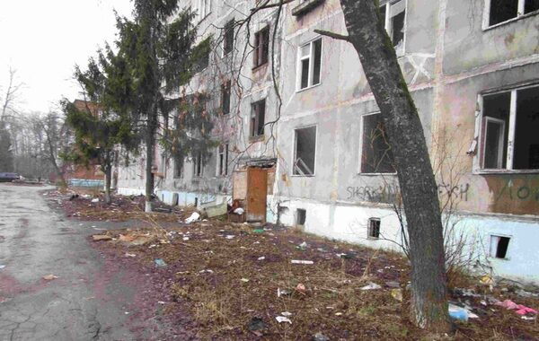 Территорию около выселенного дома привели в порядок Территорию около выселенного дома привели в порядок