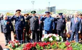 Генерал-майор полиции Е. Барсуков возложил цветы к Вечному огню в мемориале Генерал-майор полиции Е. Барсуков возложил цветы к Вечному огню в мемориале