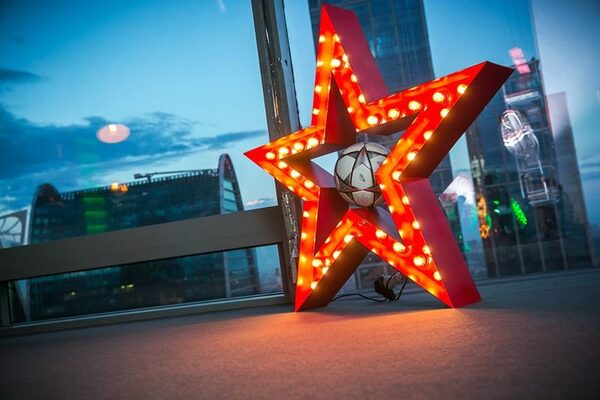 Heineken предоставляет болельщикам возможность увидеть финал Лиги чемпионов УЕФА на секретных площадках с неограниченным доступом к бару и лучшим видом на город Heineken предоставляет болельщикам возможность увидеть финал Лиги чемпионов УЕФА на секретных площадках с неограниченным доступом к бару и лучшим видом на город