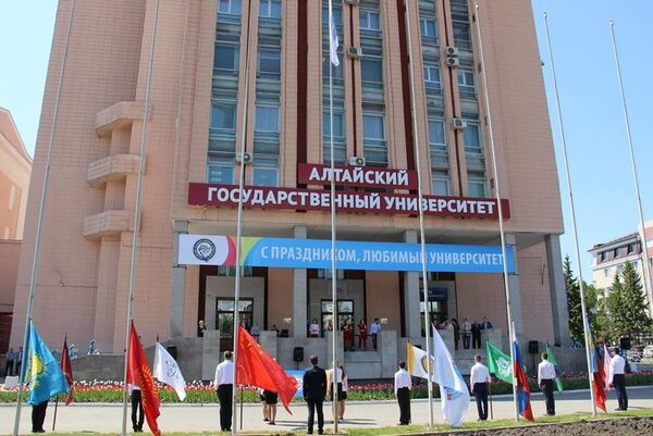 На главном проспекте Барнаула торжественно поднят флаг АлтГУ На главном проспекте Барнаула торжественно поднят флаг АлтГУ