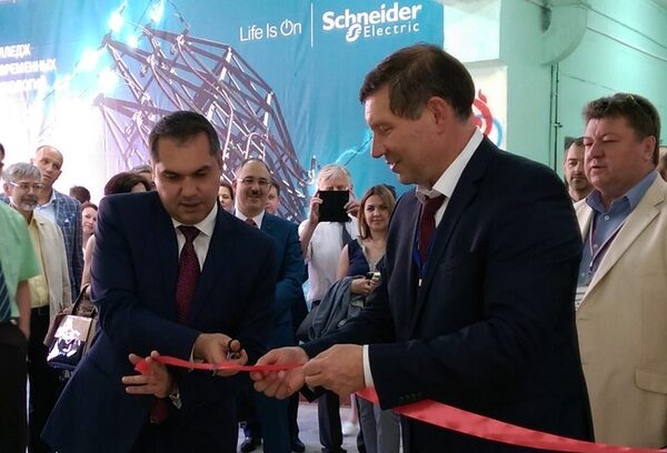 Schneider Electric открывает учебный центр на базе Колледжа современных технологий им. М.Ф.Панова Schneider Electric открывает учебный центр на базе Колледжа современных технологий им. М.Ф.Панова