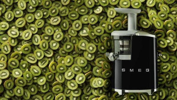 SMEG представляет шнековую соковыжималку в «Стиле 50х» SMEG представляет шнековую соковыжималку в «Стиле 50х»