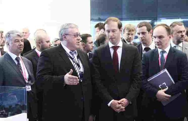 Министр промышленности и торговли РФ Денис Мантуров посетил стенд «Швабе» на ИННОПРОМ-2016 Министр промышленности и торговли РФ Денис Мантуров посетил стенд «Швабе» на ИННОПРОМ-2016