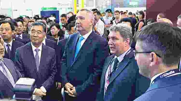 Делегация во главе с Дмитрием Рогозиным посетила стенд «Швабе» на ИННОПРОМ-2016 Делегация во главе с Дмитрием Рогозиным посетила стенд «Швабе» на ИННОПРОМ-2016